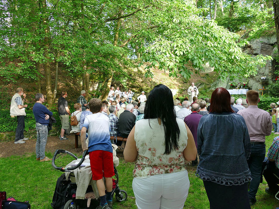 Baunataler Wallfahrt zur Naumburger Fatima Grotte (Foto: Karl-Franz Thiede)